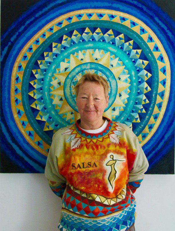 Dr. Olivia Schott vor einem ihrer Mandala-Bilder