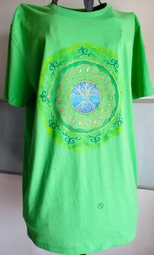 Grünes Shirt mit keltischem Mandala