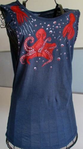 Shirt mit roten Oktopoden auf Blau