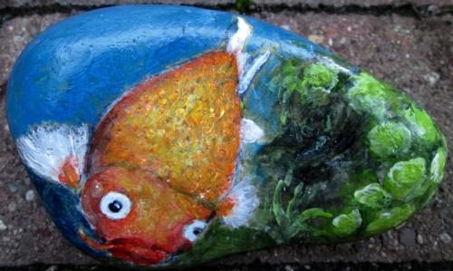 Bemalter Stein mit Goldkoi